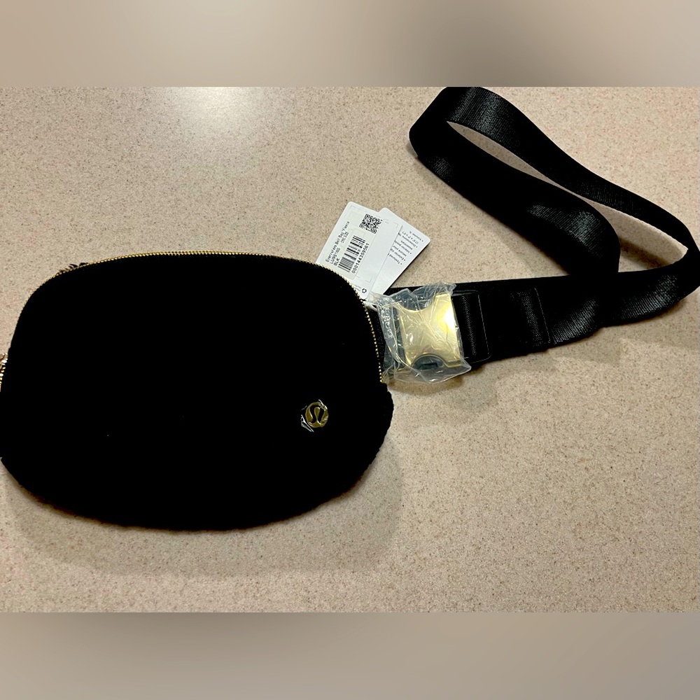 Lululemon Everywhere Fleece Belt Bag-NWT
